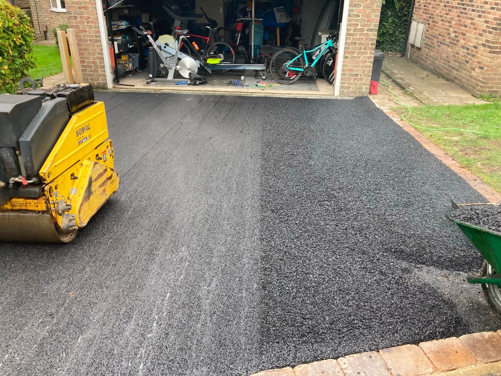 Tarmac driveway finish
